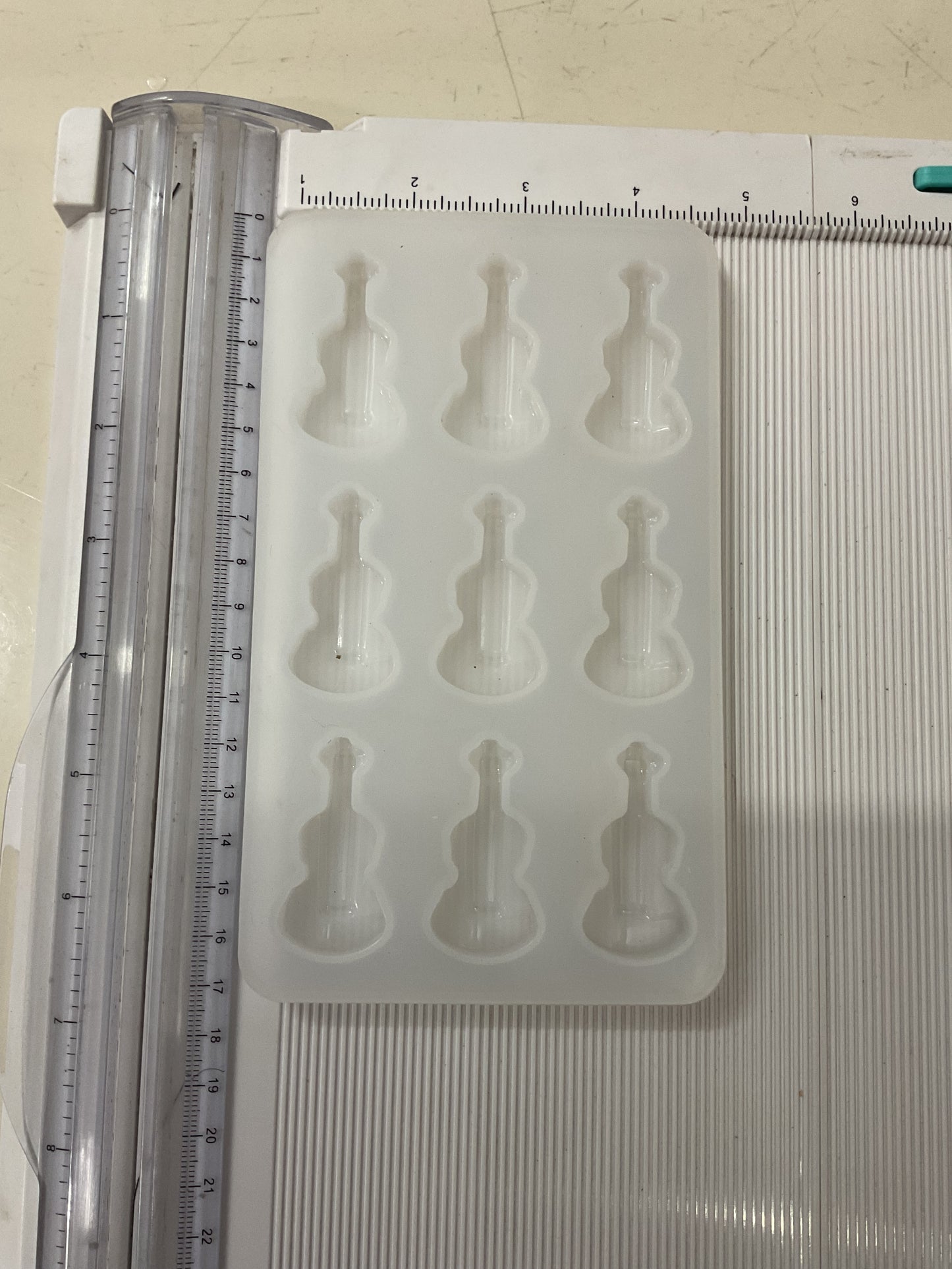 9 cavity guitar keychain mould