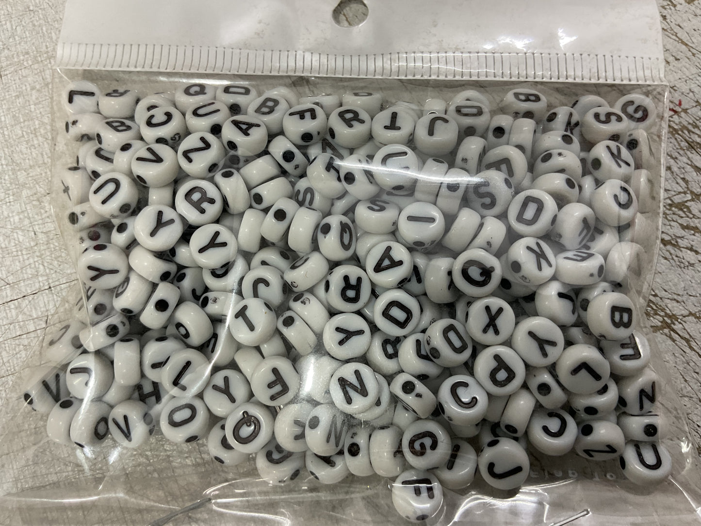 Round alphabet beads Black & white