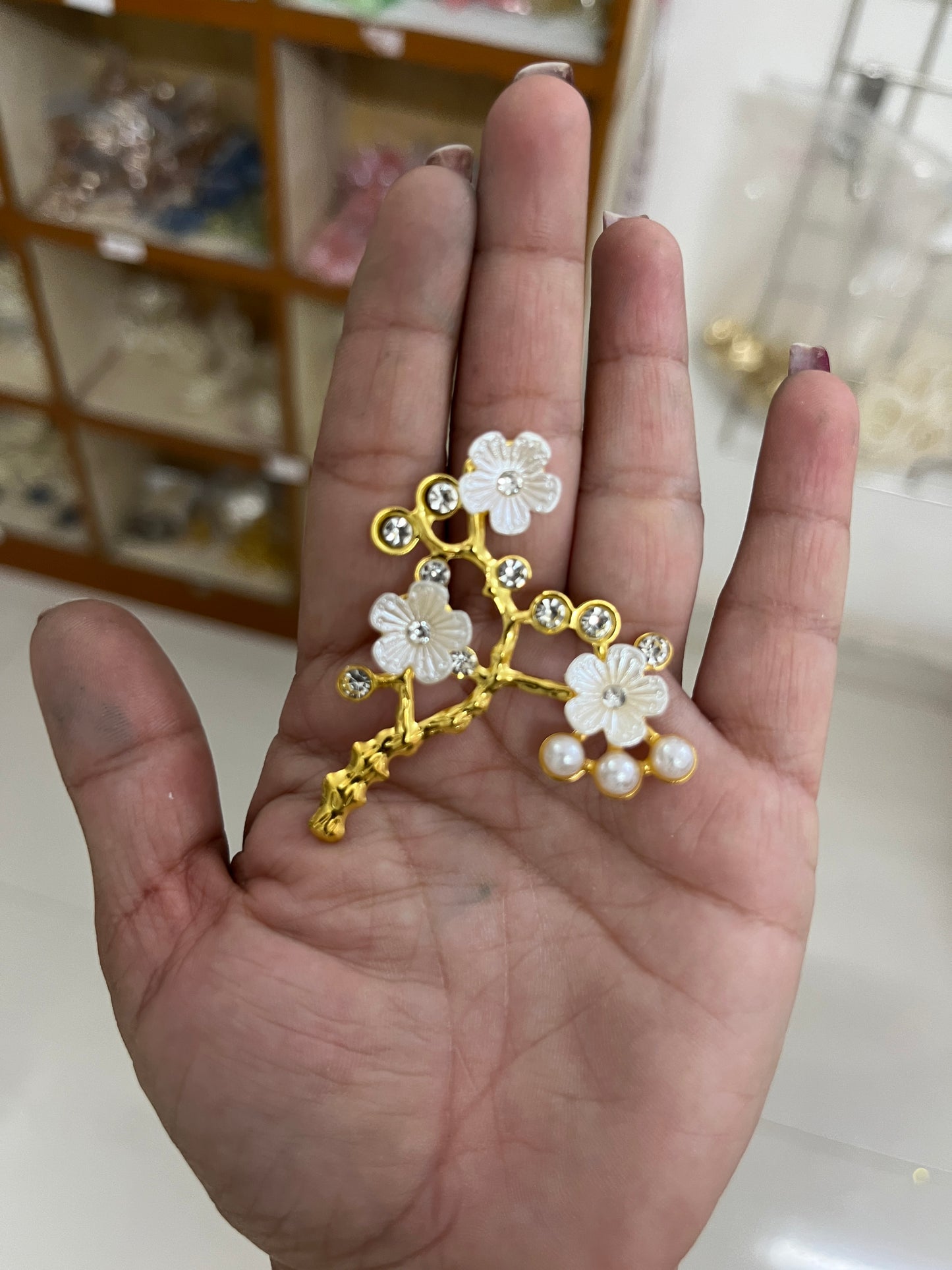 Pearl Embellished broach 02