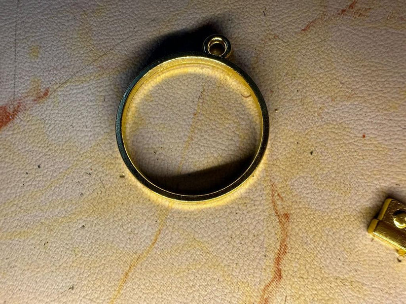 Round gold bezel