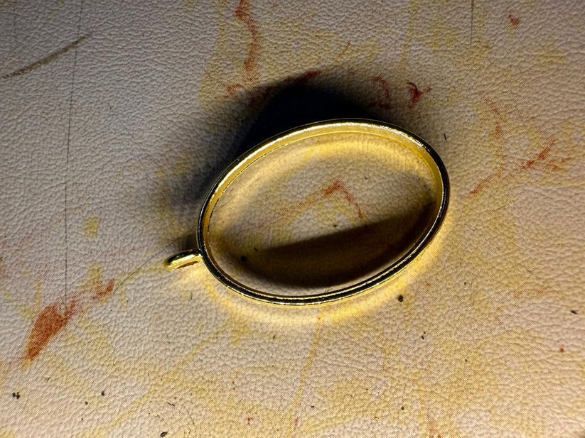 Oval gold bezel