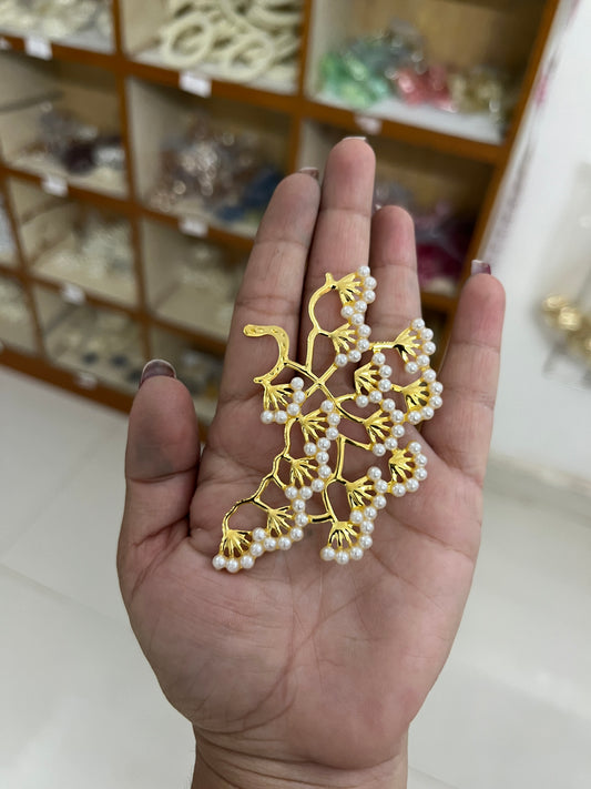 Pearl Embellished broach 01