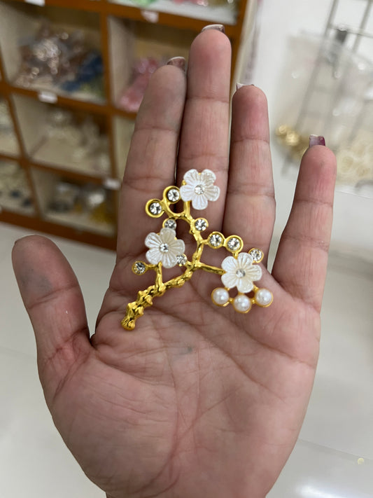 Pearl Embellished broach 02